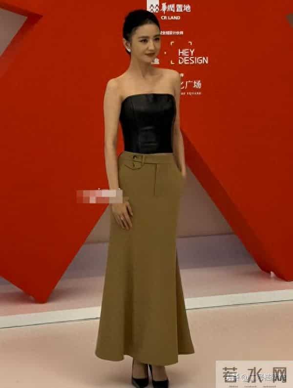 佟丽娅疯狂扫购黄金！头发稀疏排骨胸明显，满胳膊黄金手串太吸睛