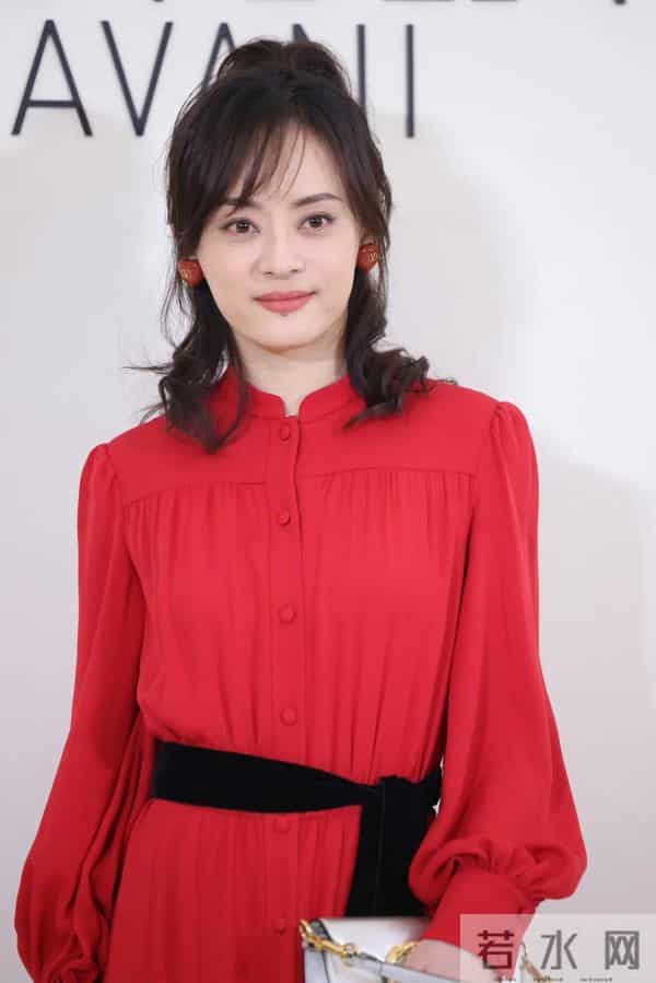 43岁孙俪现状曝光，张艺谋没说错，不合群的她早已走上另一条大道