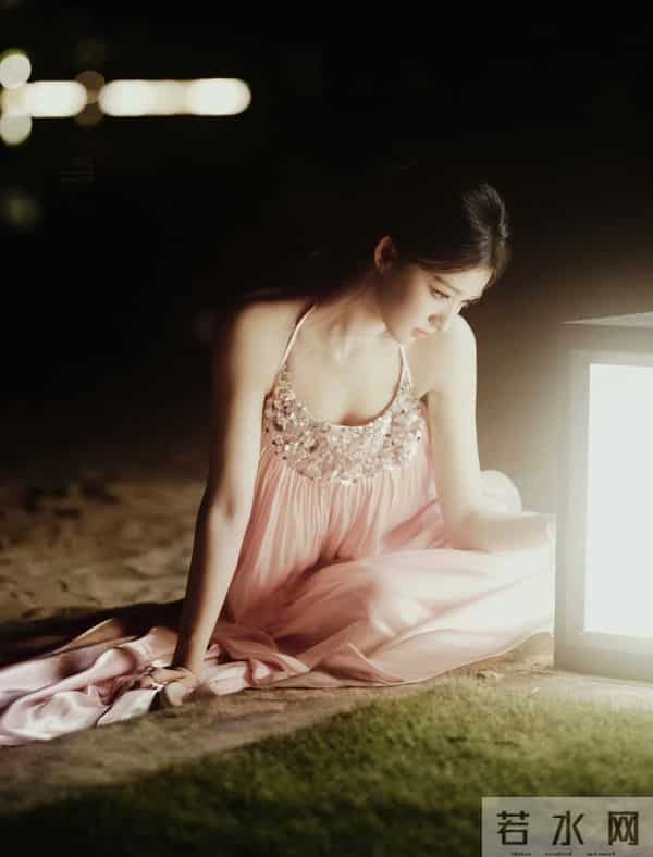 王楚然海边假日写真，这身材也太性感了！