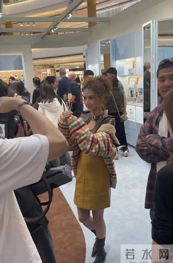 何超莲现身上海恒隆 羊毛卷好可爱 美得轻盈 瘦得优雅不愧是豪门千金