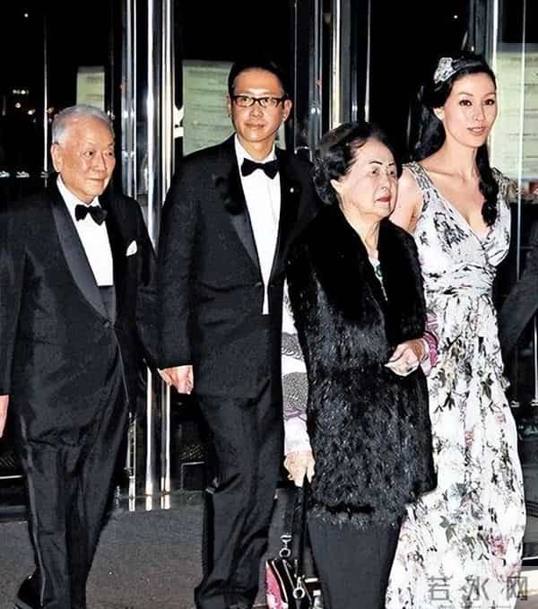 李嘉欣姐姐在上海参加继子婚礼,被敬茶笑不拢嘴,15岁儿子罕露脸