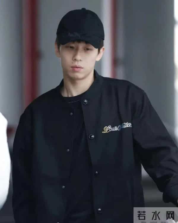 林高远全运会机场造型，全黑穿搭，风格随性又酷又帅