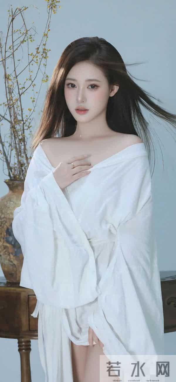 宋纤璇，一身白色纱裙，美的不可方物，神似仙女下凡