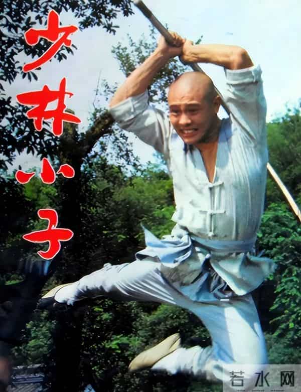 62岁李连杰豪宅游泳，脱光上衣自证清白，大腹便便并无刀疤