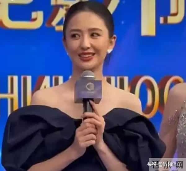 佟丽娅深圳扫购黄金!头发稀少假发明显,满胳膊黄金手串太吸睛