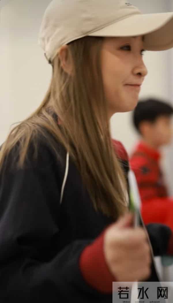 刘诗雯现身机场，藏青拼红运动风外套搭白帽随性又活力笑容超治愈