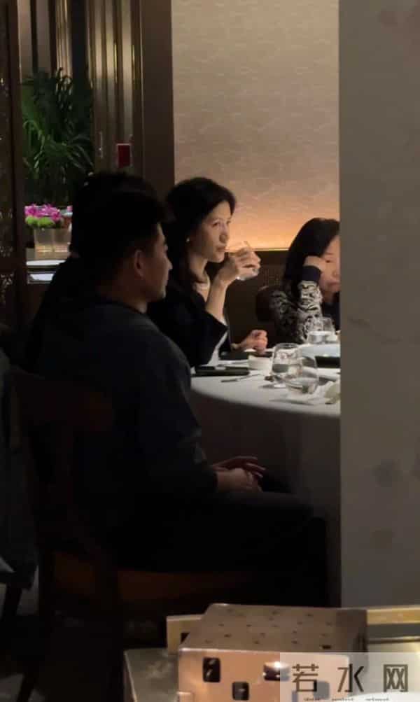 陆毅一家家庭聚会,鲍蕾挨着婆婆坐气场很强,陆妈妈看着好年轻