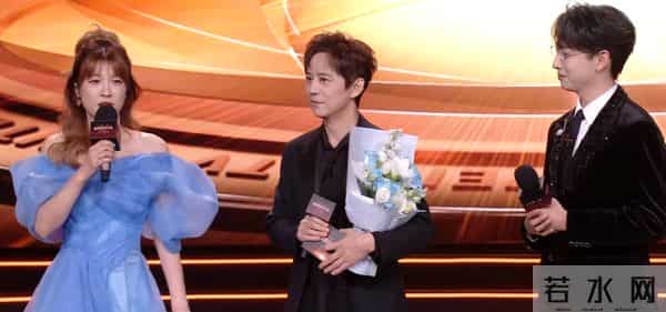 何炅主持生涯迈入第30年，齐思钧献花致敬，王鹤棣在台下鼓掌欢呼