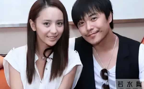 佟丽娅在深圳扫购黄金！头发稀少假发明显，满胳膊黄金手串太吸睛