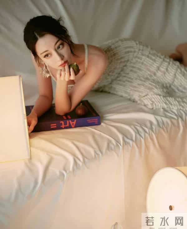 迪丽热巴光脚也太绝了！针织裙衬出纤美身材，温柔裹着慵懒的气质