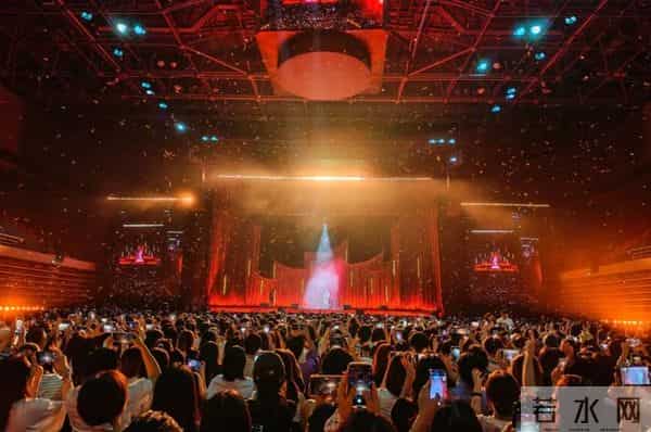 杨笠清空账号背后：顶流脱口秀演员的"体面退场"