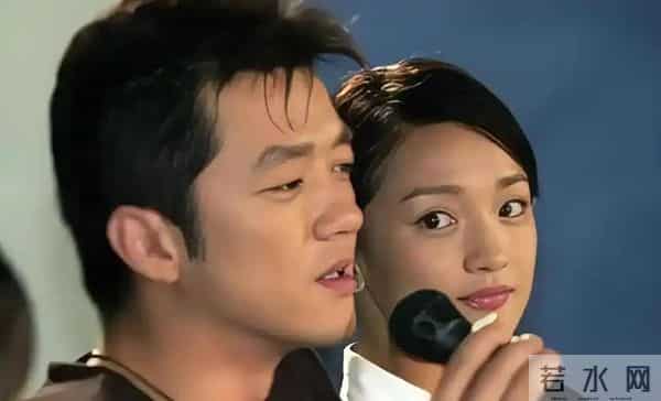 50岁周迅头发花白,瘪嘴模样一脸老态认不出,无儿无女成最大遗憾