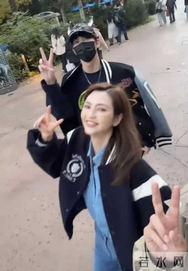 张丹峰洪欣带孩子逛环球影城，对着镜头比耶，完全看不出相差10岁