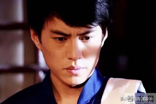 这一次，人民日报点名靳东，七字之差给娱乐圈敲响警钟