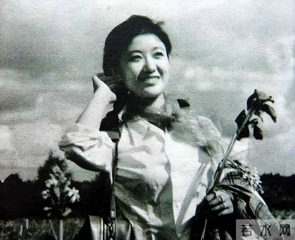 曾是央视第一美女，赴港生子离开央视舞台，如今远居美国不再露面