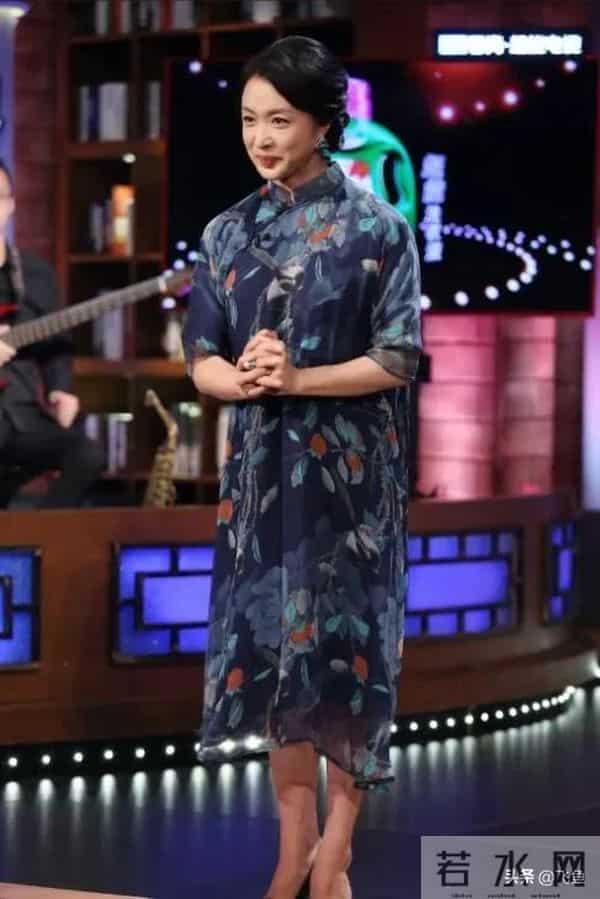 58岁金星巴黎街头被偶遇!一身名牌贵气拉满,活脱脱当地精致贵妇