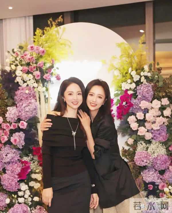 佟丽娅深圳扫金，素颜逛水贝买黄金，穿百元T恤，付款不手软