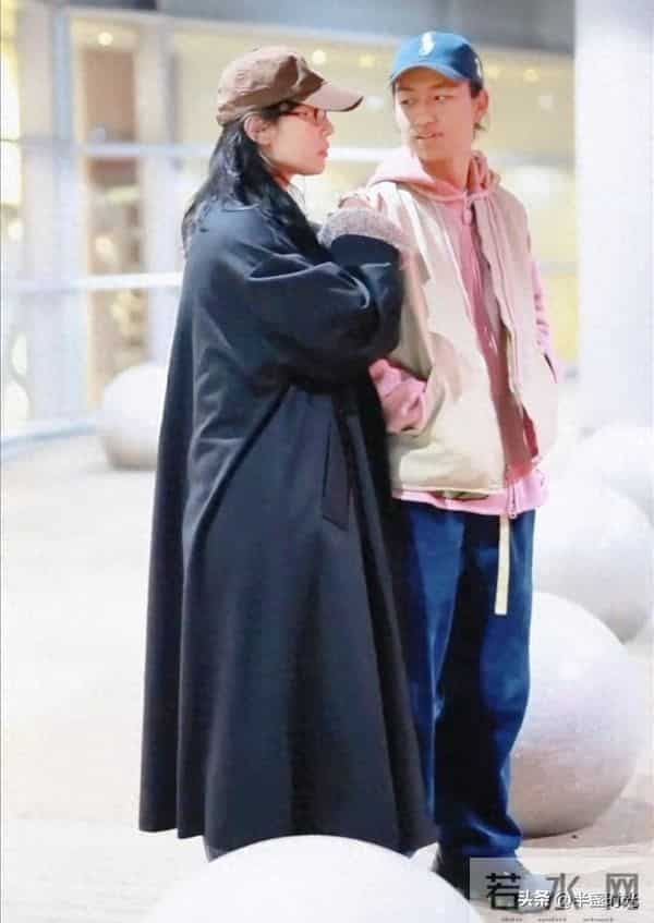 41岁白百何和17岁儿子在机场被偶遇，儿子长得比妈妈高了，像爸爸