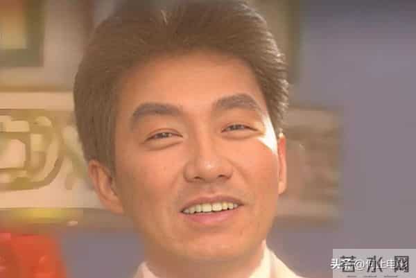 他因春晚一炮而红，做完歌手当局长，无儿无女，去世13年无人知