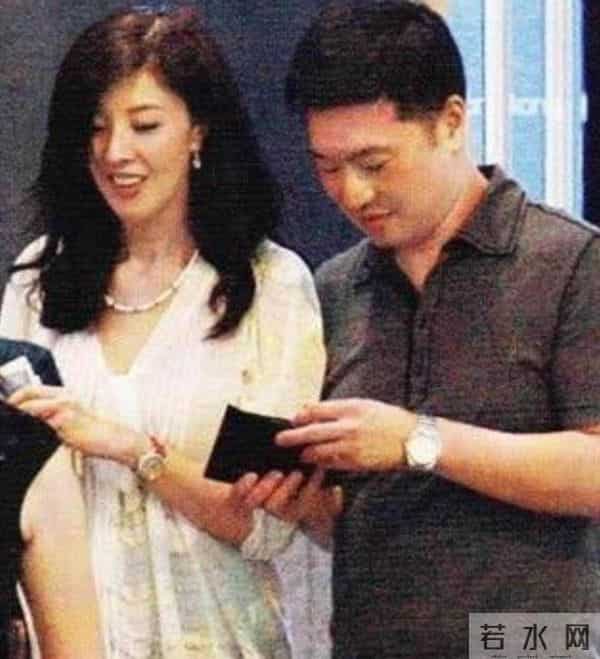 李嘉欣亲姐当婆婆了,有多少人还记得她苦等五年,带球上位的往事