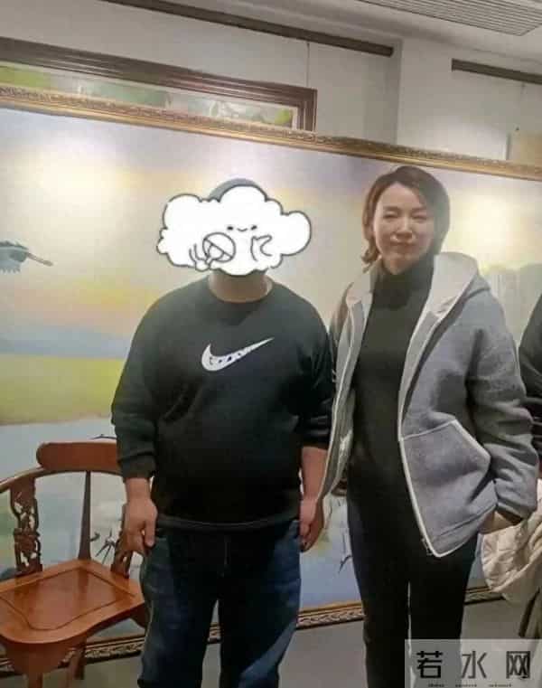 董卿与儿子现身南通，体态不错气色好，一点不像奔五的人