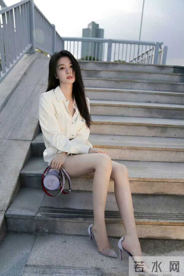 王楚然 美腿修长 透明高跟露出脚趾缝