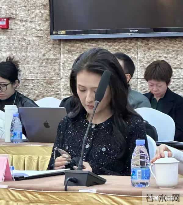 热依扎开会造型引热议! 戴眼镜秒变体制内女神 知性气质迷倒众人