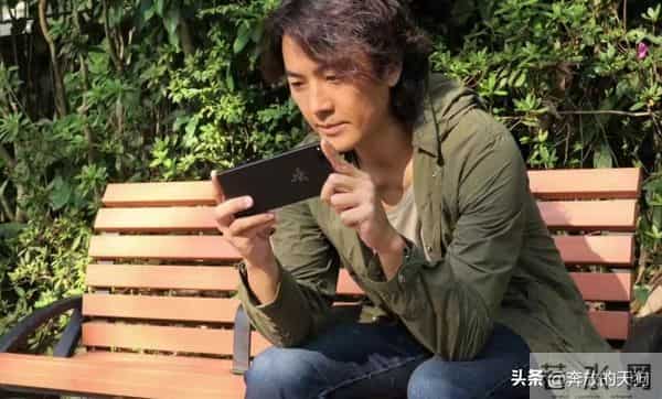 54岁郑伊健现身片场，一头标志长发抢眼，“美人迟暮”引热议