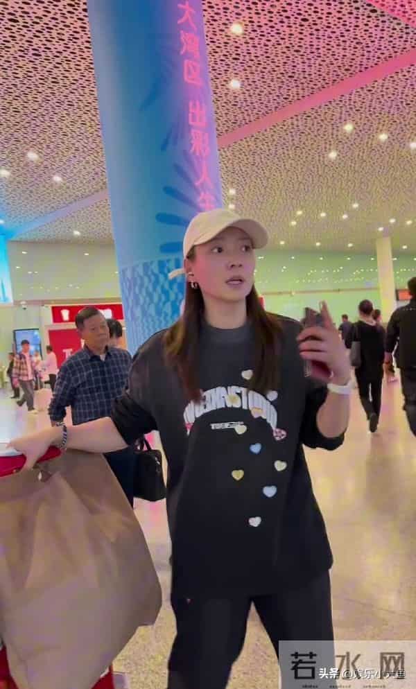 黄雅琼深圳机场到达路透，穿黑色印花卫衣套装，走路带风又美又飒