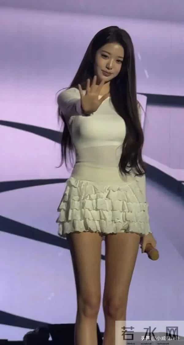 张元英这身材真是看得人脸红心跳，目不转睛，实在是太美太性感了