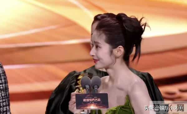 恭喜颖儿获得年度风尚演员奖，站上领奖台那一刻，整个人都在发光