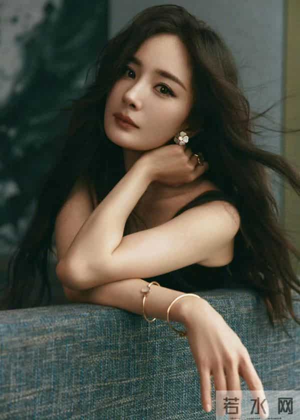 杨幂黑色抹胸裙仙气飘飘