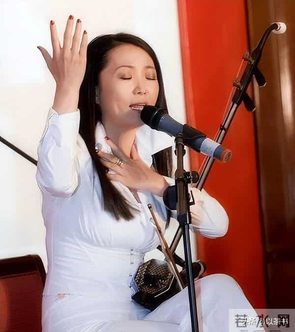 她曾火遍全国，巅峰时与台湾音乐家隐居，如今58岁未婚与养女相伴