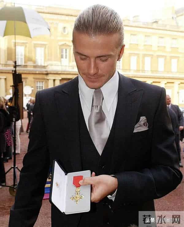 恭喜！50岁贝克汉姆正式授勋，西装可以纪念一辈子