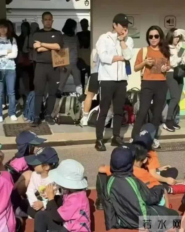 黎明现身街头,老婆阿wing贤妻良母