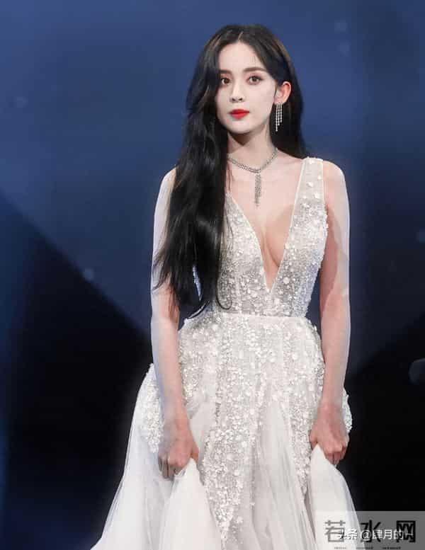 娜扎穿衣太妖娆,胸前开叉到肚脐,最后却学热巴用手紧紧捂住