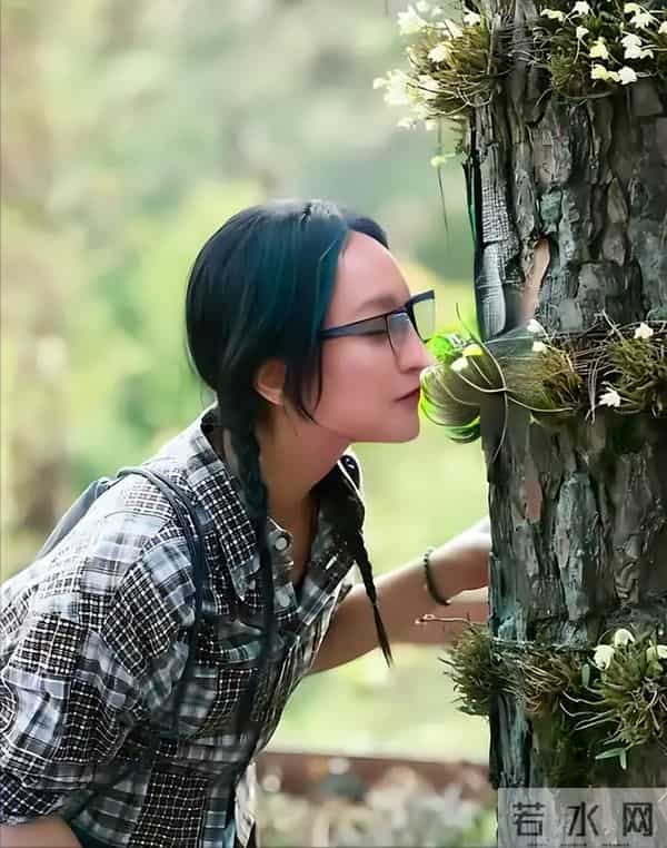 50岁周迅头发花白,瘪嘴模样一脸老态认不出,无儿无女成最大遗憾