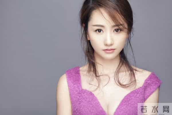 杨蓉紫裙露腰好惊艳！纤腰亮眼，明艳灵动的气质，美貌超戳