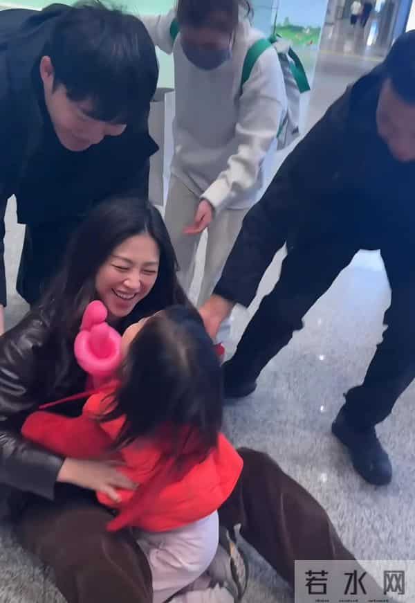 朱珠现身机场,不停撩拨头发被吐槽,女儿王珠宝接机把她扑倒了