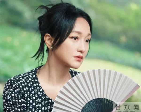 51岁周迅头发花白,一脸老态认不出,强大心态令人叹服!