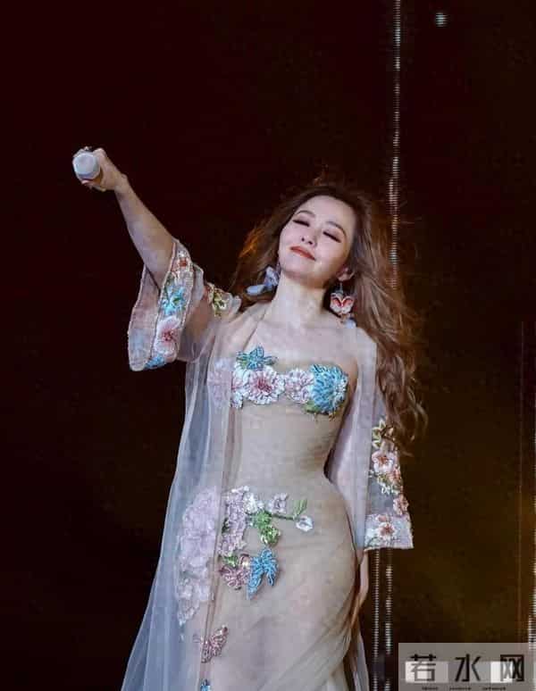 “这裙子根本透不过去？”热搜炸了，张靓颖一出场全场窒息