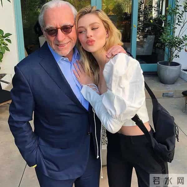 50岁贝克汉姆带妻儿领勋章,14岁小七好漂亮,布鲁克林依旧没露面