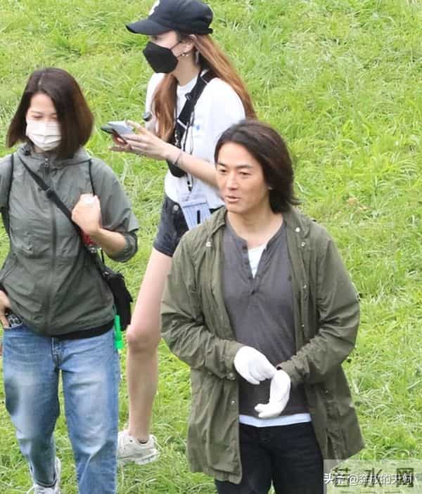 54岁郑伊健现身片场，一头标志长发抢眼，“美人迟暮”引热议