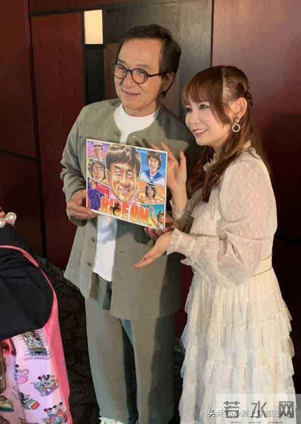 71岁成龙和日本女星中川翔子见面，用手抚摸对方孕肚，眼神好温柔