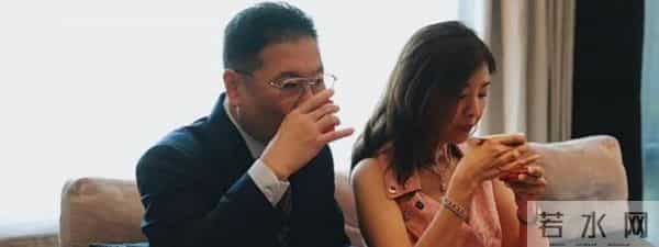 李嘉欣姐姐在上海参加继子婚礼,被敬茶笑不拢嘴,15岁儿子罕露脸