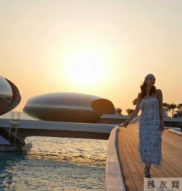 陈赫前妻在沙特庆生，39岁许婧穿露背装好辣，外籍老公185有胸肌