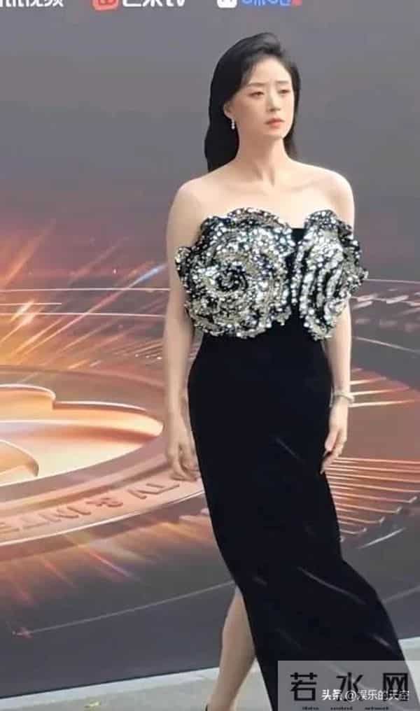 42岁蒋欣出席活动，裙摆开叉到大腿根，走路时气场太强大了！