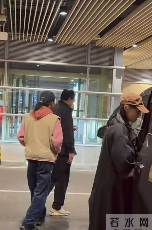 白百合儿子机场接妈妈，留长发，戴耳环，个子比妈妈都高！