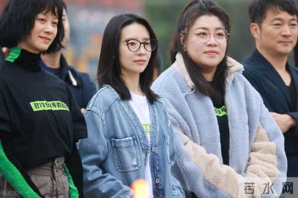 45岁董洁巡店被偶遇,本人皮肉松弛、个子不高,穿搭简洁气质好