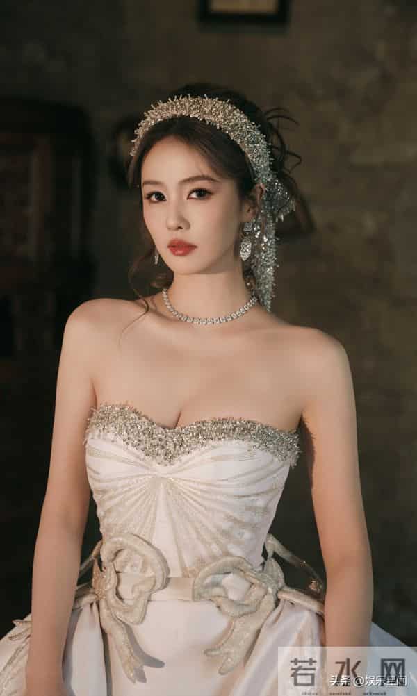 白鹿微博视界大会红毯白鹿真的牛奶皮肤好完美的身材！